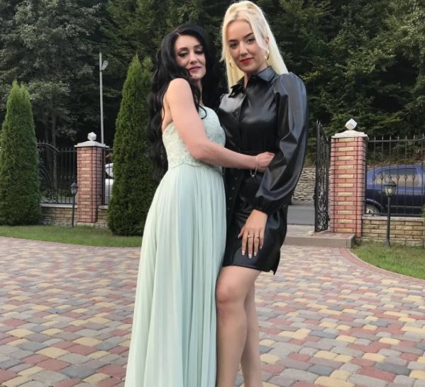 Етелла На фото Етелла Менджул та Оксана Сойма
